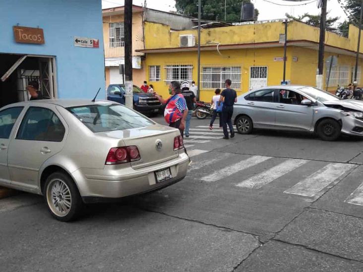 Choque entre 2 vehículos deja daños materiales en vivienda de Córdoba