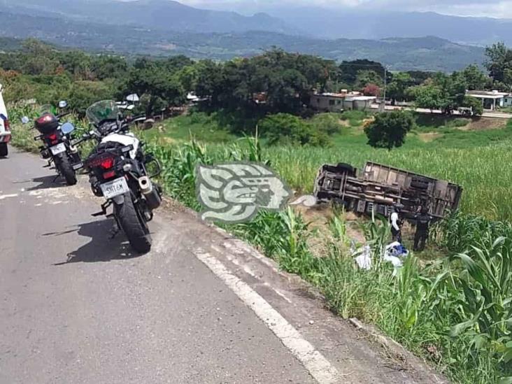 Vuelca camión en las curvas de la 6 de Enero, en Xalapa
