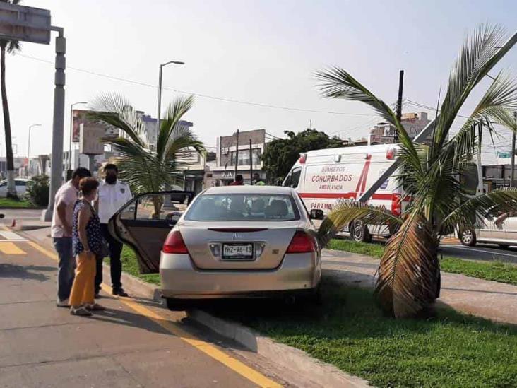 Fuerte percance entre dos unidades deja daños materiales en Boca del Río