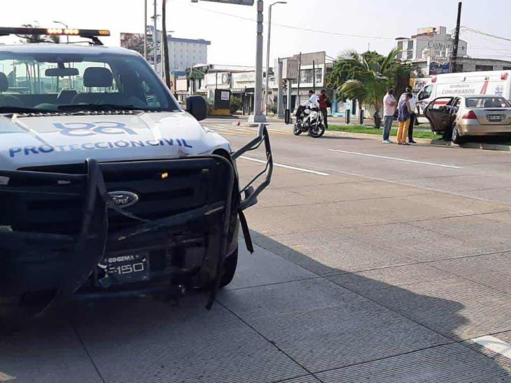 Fuerte percance entre dos unidades deja daños materiales en Boca del Río