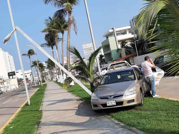 Fuerte percance entre dos unidades deja daños materiales en Boca del Río