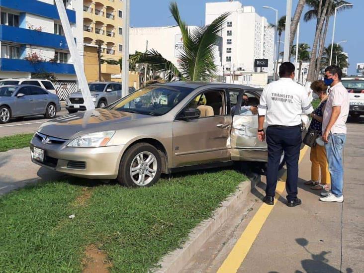 Fuerte percance entre dos unidades deja daños materiales en Boca del Río