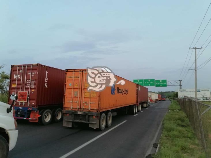 Tras incendio de tráileres, reabren carretera Xalapa-Tamarindo