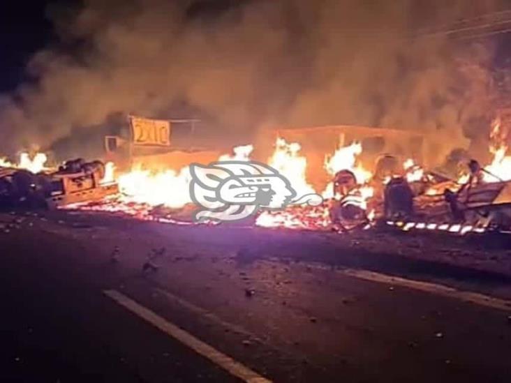 Chocan y se incendian dos tráileres cerca de Rinconada; un conductor murió calcinado