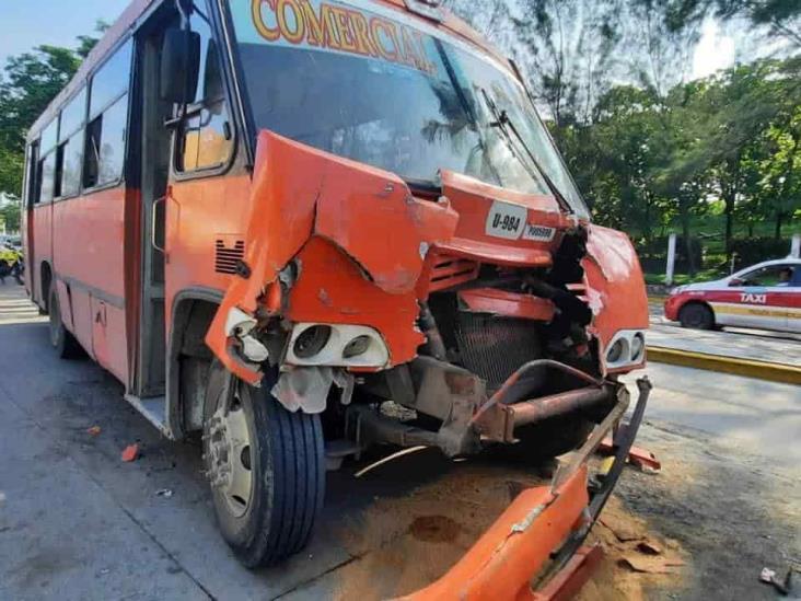 Carambola de tres urbanos deja daños materiales y una joven herida en Veracruz
