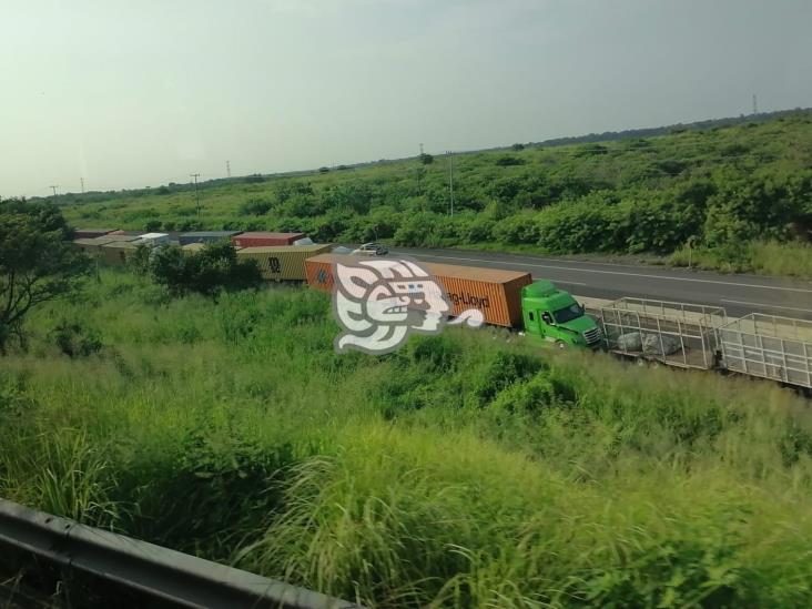 Tras incendio de tráileres, reabren carretera Xalapa-Tamarindo