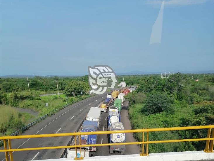 Tras incendio de tráileres, reabren carretera Xalapa-Tamarindo