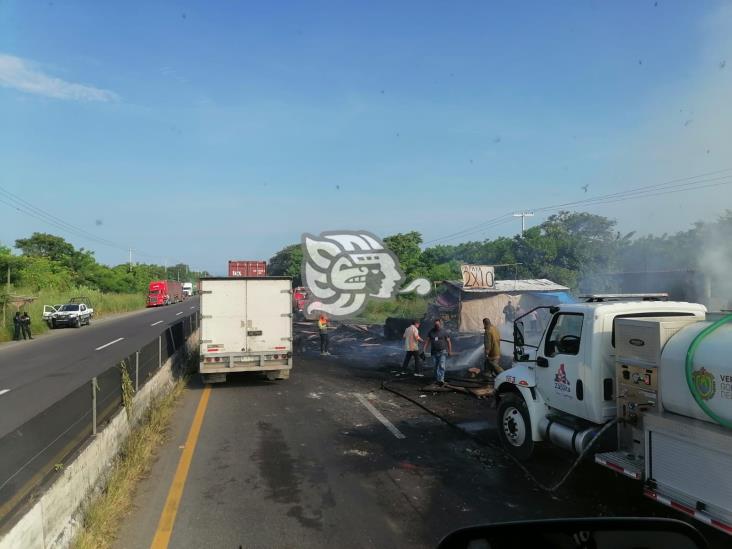 Tras incendio de tráileres, reabren carretera Xalapa-Tamarindo