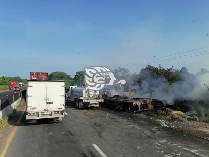 Tras incendio de tráileres, reabren carretera Xalapa-Tamarindo