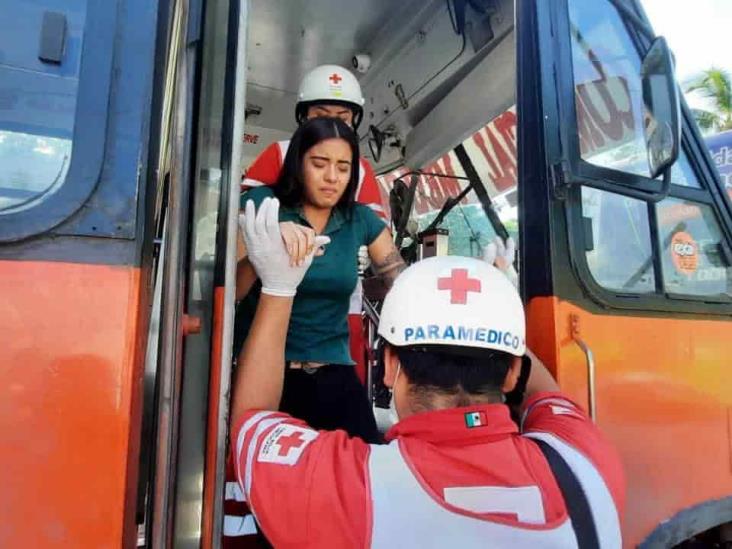 Carambola de tres urbanos deja daños materiales y una joven herida en Veracruz