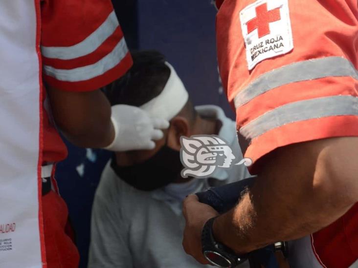 Se lesiona la cabeza al caer de una escalera en la zona de mercados