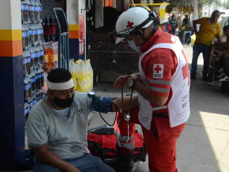 Se lesiona la cabeza al caer de una escalera en la zona de mercados