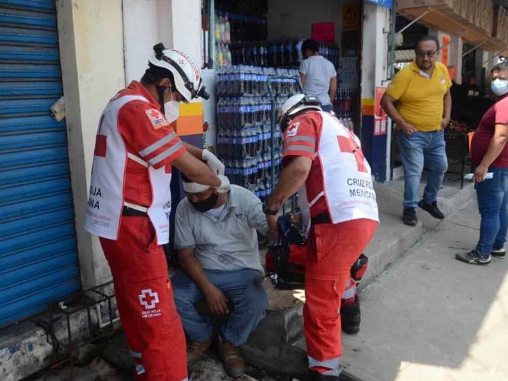 Se lesiona la cabeza al caer de una escalera en la zona de mercados