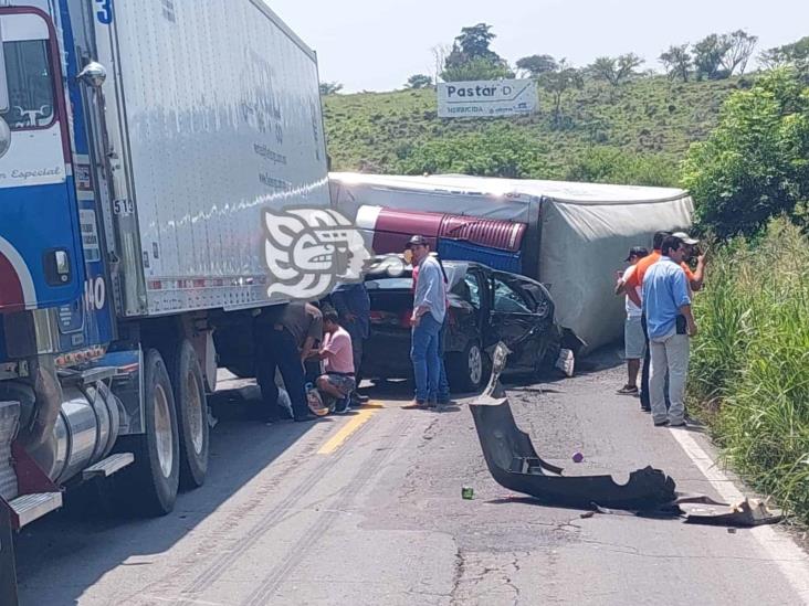 Tráiler vuelca y aplasta automóvil cerca de Palma Sola; 2 heridos