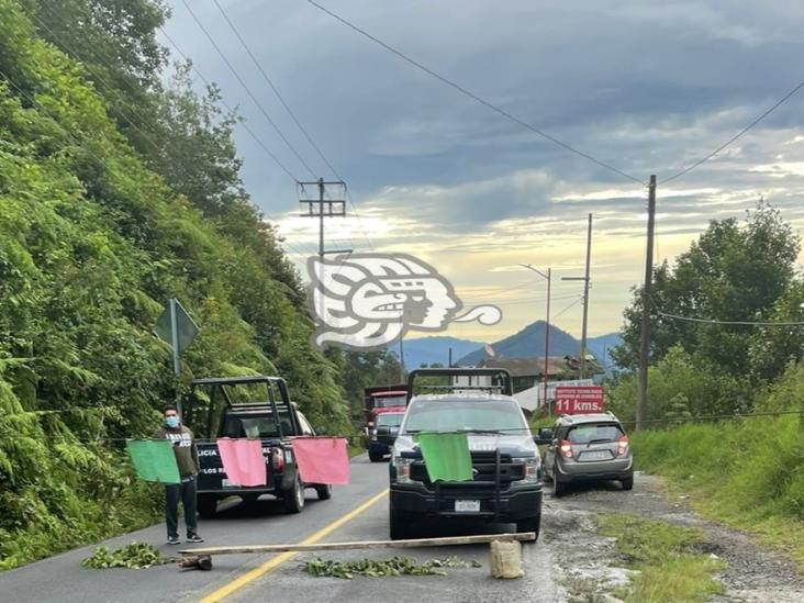 Padres de familia bloquean carretera Orizaba-Zongolica; exigen a SEV concluir obras