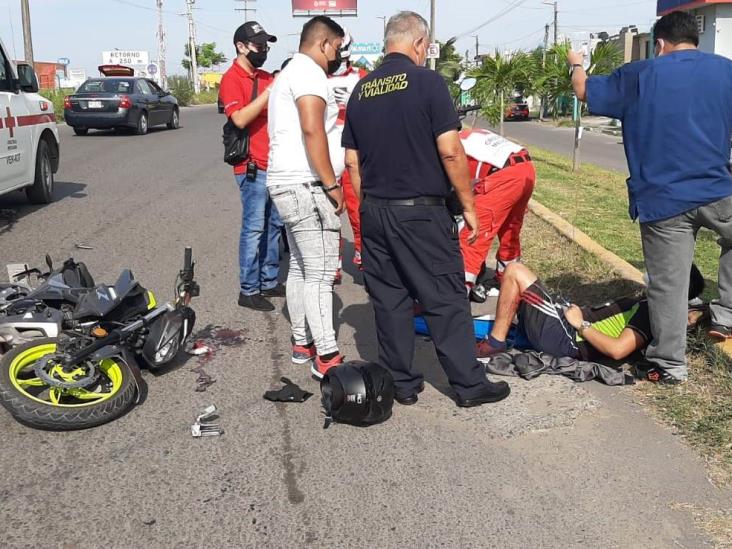 Motociclista se mutila pierna al chocar con autobús estacionado