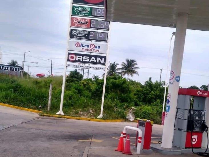 Urbanos cargan combustible sin detener marcha y pasajeros a bordo