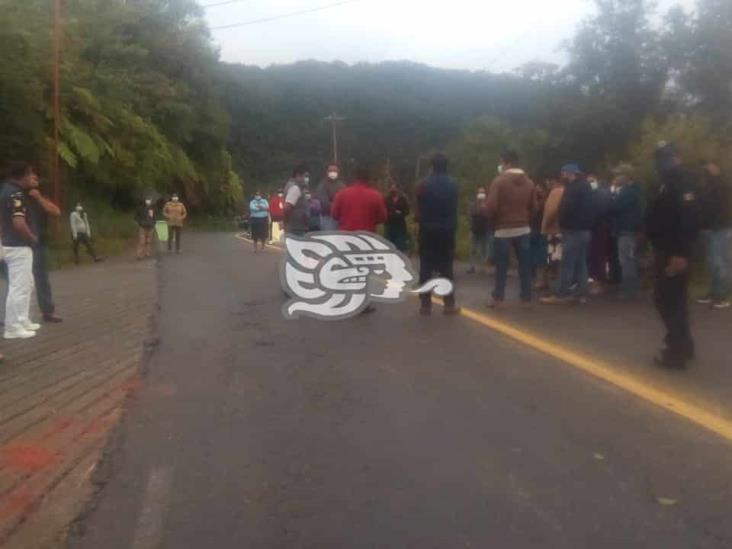 Padres de familia bloquean carretera Orizaba-Zongolica; exigen a SEV concluir obras