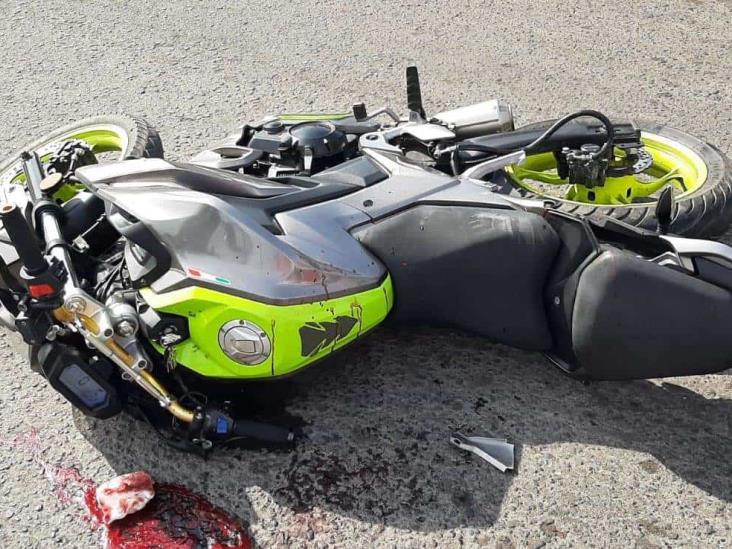 Motociclista se mutila pierna al chocar con autobús estacionado