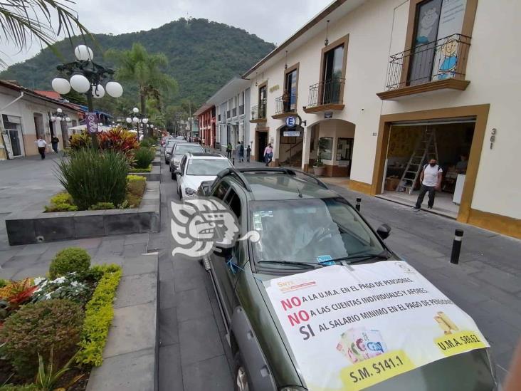 Con caravana, jubilados protestan contra pago de pensiones en UMAs