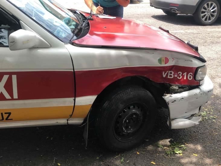 En calles del centro, choque entre dos taxistas deja solo daños materiales