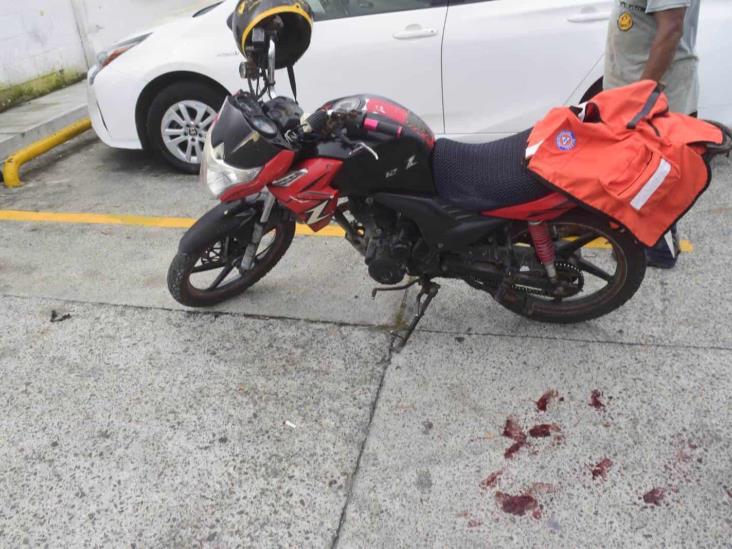 Motociclista resulta lesionado tras perder el control al cruzarse taxista