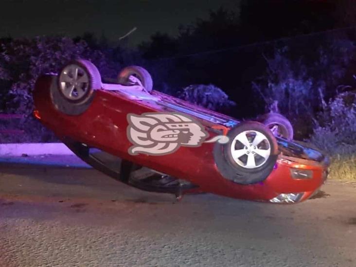 Conductor vuelca y abandona su auto sobre la carretera Veracruz-Córdoba