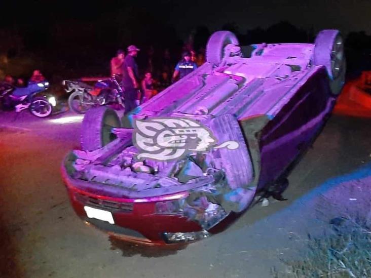 Conductor vuelca y abandona su auto sobre la carretera Veracruz-Córdoba