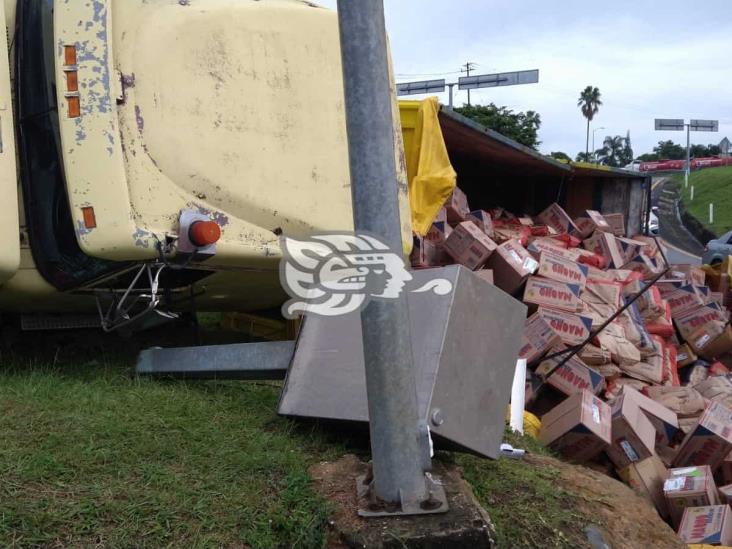 Vuelca tráiler cargado de alimentos en distribuidor vial de Córdoba