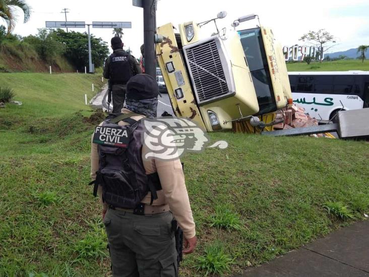 Vuelca tráiler cargado de alimentos en distribuidor vial de Córdoba