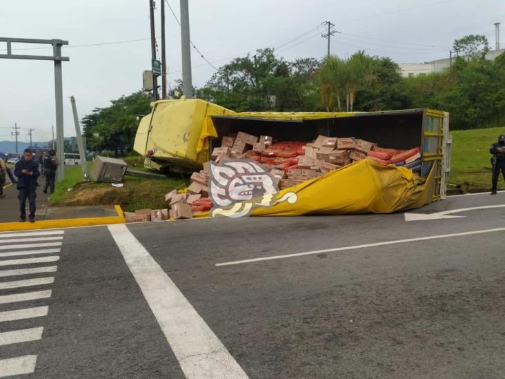 Vuelca tráiler cargado de alimentos en distribuidor vial de Córdoba