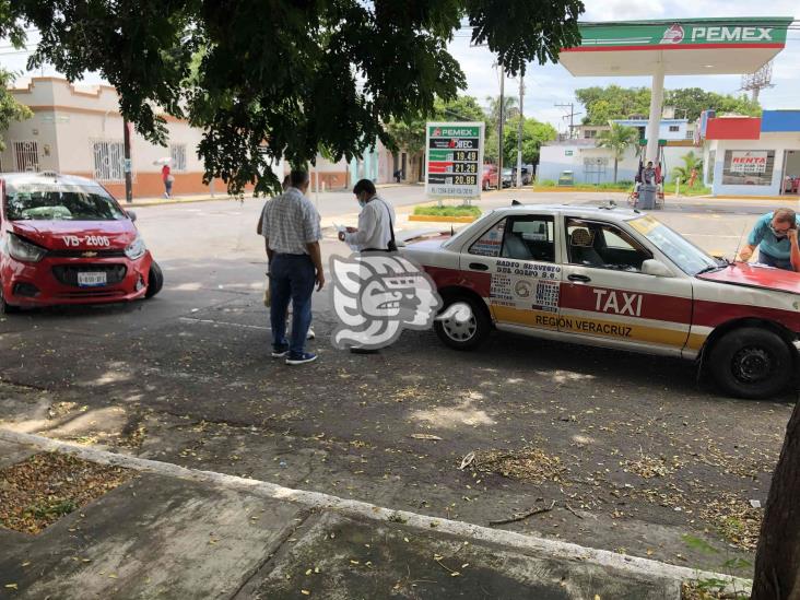 En calles del centro, choque entre dos taxistas deja solo daños materiales