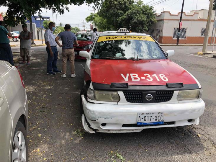 En calles del centro, choque entre dos taxistas deja solo daños materiales