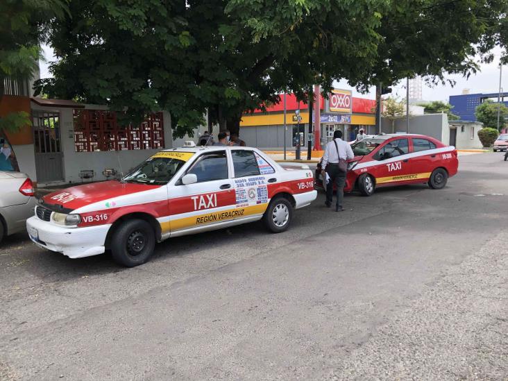 En calles del centro, choque entre dos taxistas deja solo daños materiales