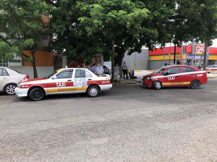 En calles del centro, choque entre dos taxistas deja solo daños materiales