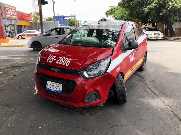 En calles del centro, choque entre dos taxistas deja solo daños materiales