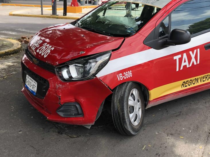 En calles del centro, choque entre dos taxistas deja solo daños materiales