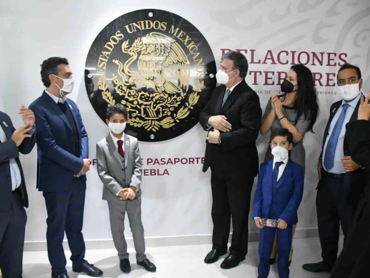 Marcelo Ebrad inaugura oficinas de pasaporte en Puebla