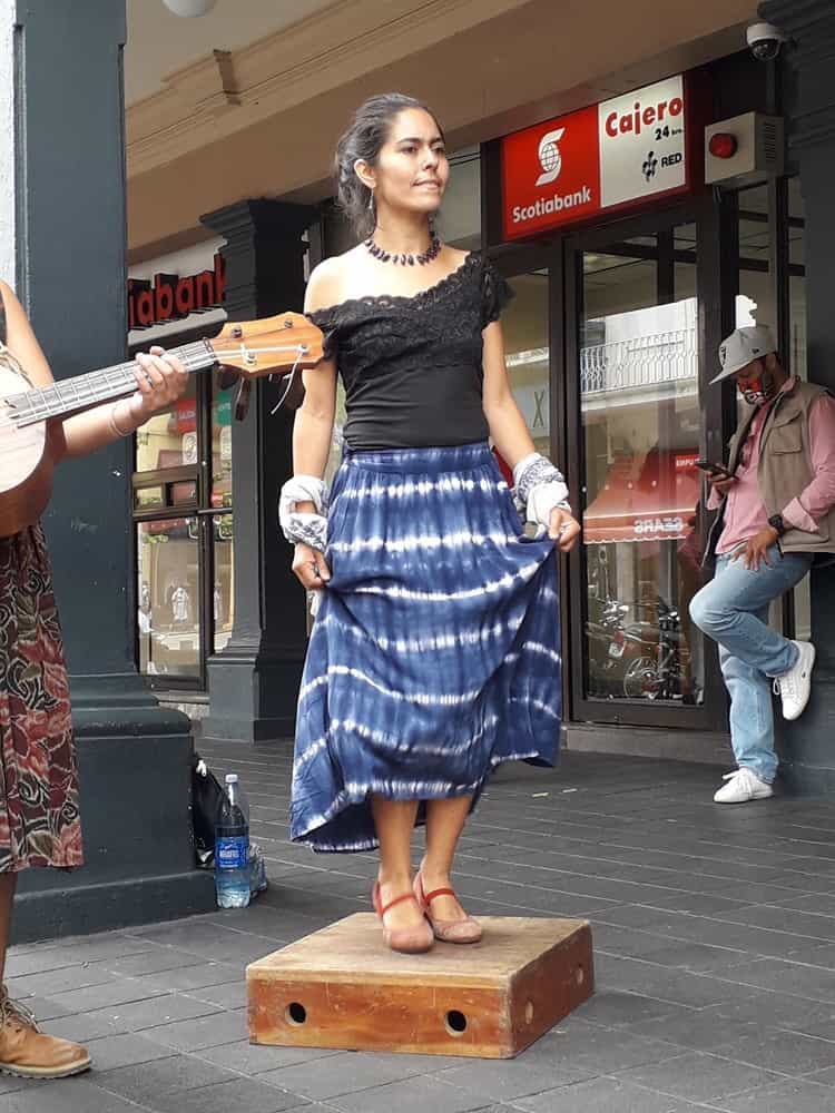 ¡Fandanguera de corazón! Maura mantiene vivo el Son Jarocho en Xalapa