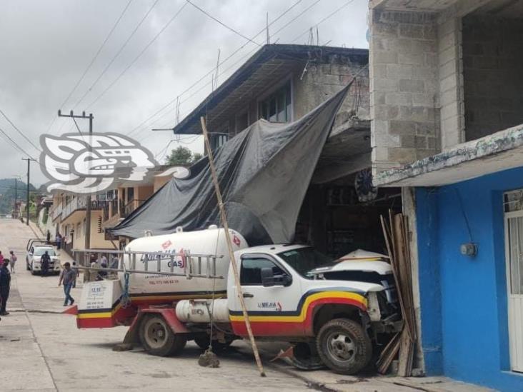 Pipa con gas choca contra una vivienda en Ayahualulco