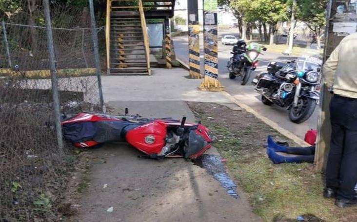 En Xalapa, taxista embiste a motociclista; lo avienta y arrolla a peatón