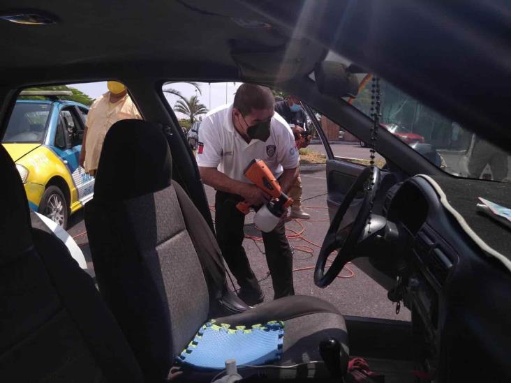 Ante regreso a clases, sanitizan urbanos y taxis en Veracruz