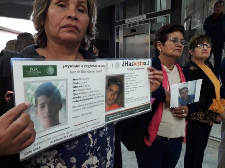 Familiares de desparecidos esperan meses para recibir los cuerpos de sus hijos
