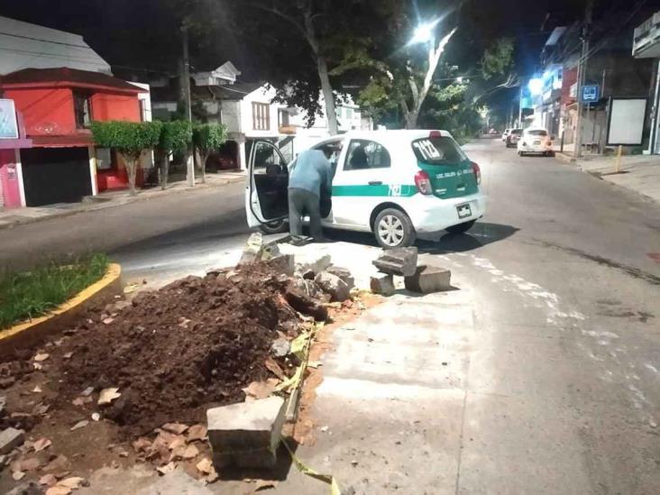 Por falta de señalización, taxi se monta sobre montículo de escombro en Xalapa