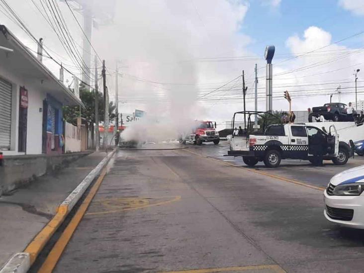 De manera repentina, se incendia camioneta en calles de Veracruz