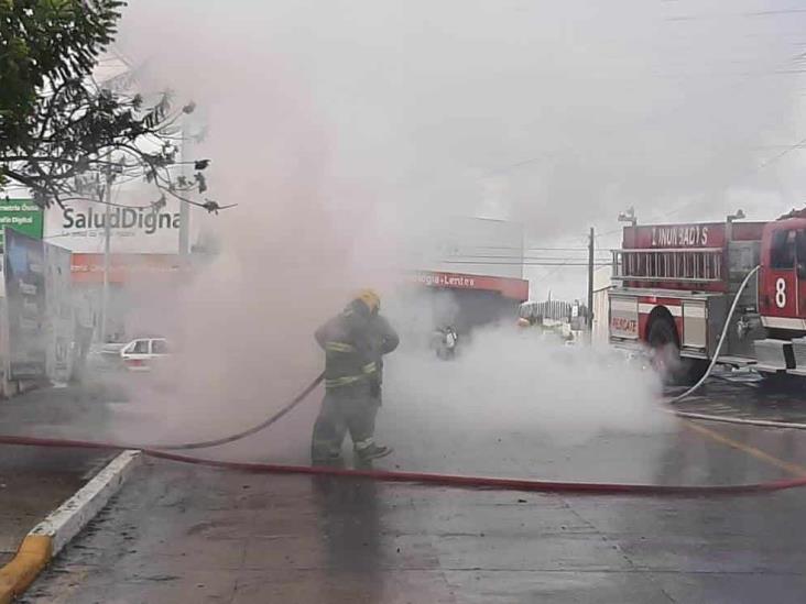 De manera repentina, se incendia camioneta en calles de Veracruz