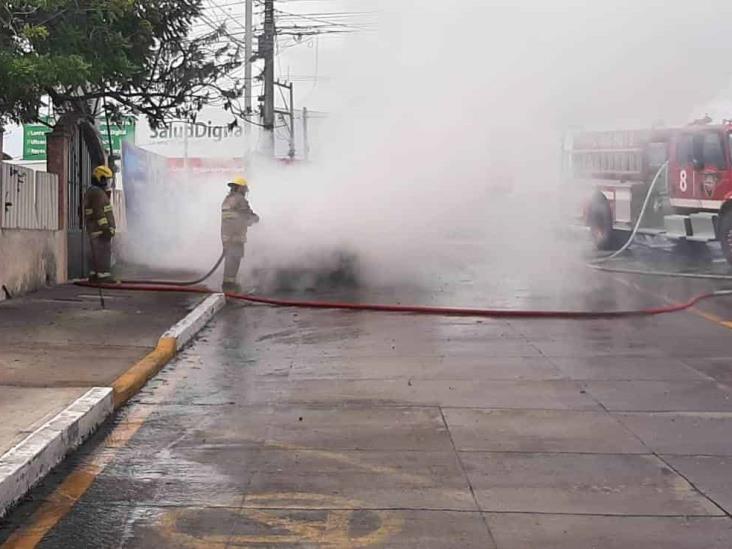 De manera repentina, se incendia camioneta en calles de Veracruz