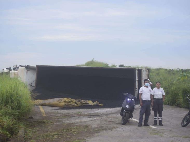 Se vuelca tráiler cargado de croque sobre carretera federal 140