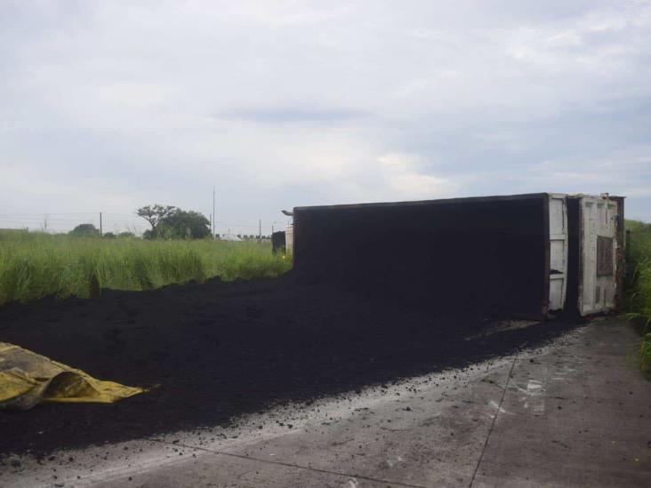 Se vuelca tráiler cargado de croque sobre carretera federal 140