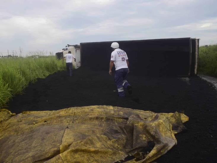 Se vuelca tráiler cargado de croque sobre carretera federal 140